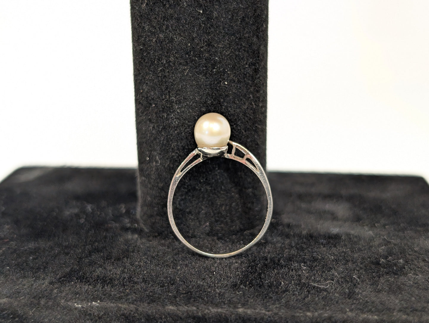 Beautiful 14KT White Gold Pearl Ring - Size 6 - Stamped and Tested 14KT Gold - Shimmering Pearl Stone