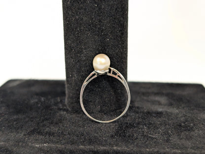 Beautiful 14KT White Gold Pearl Ring - Size 6 - Stamped and Tested 14KT Gold - Shimmering Pearl Stone