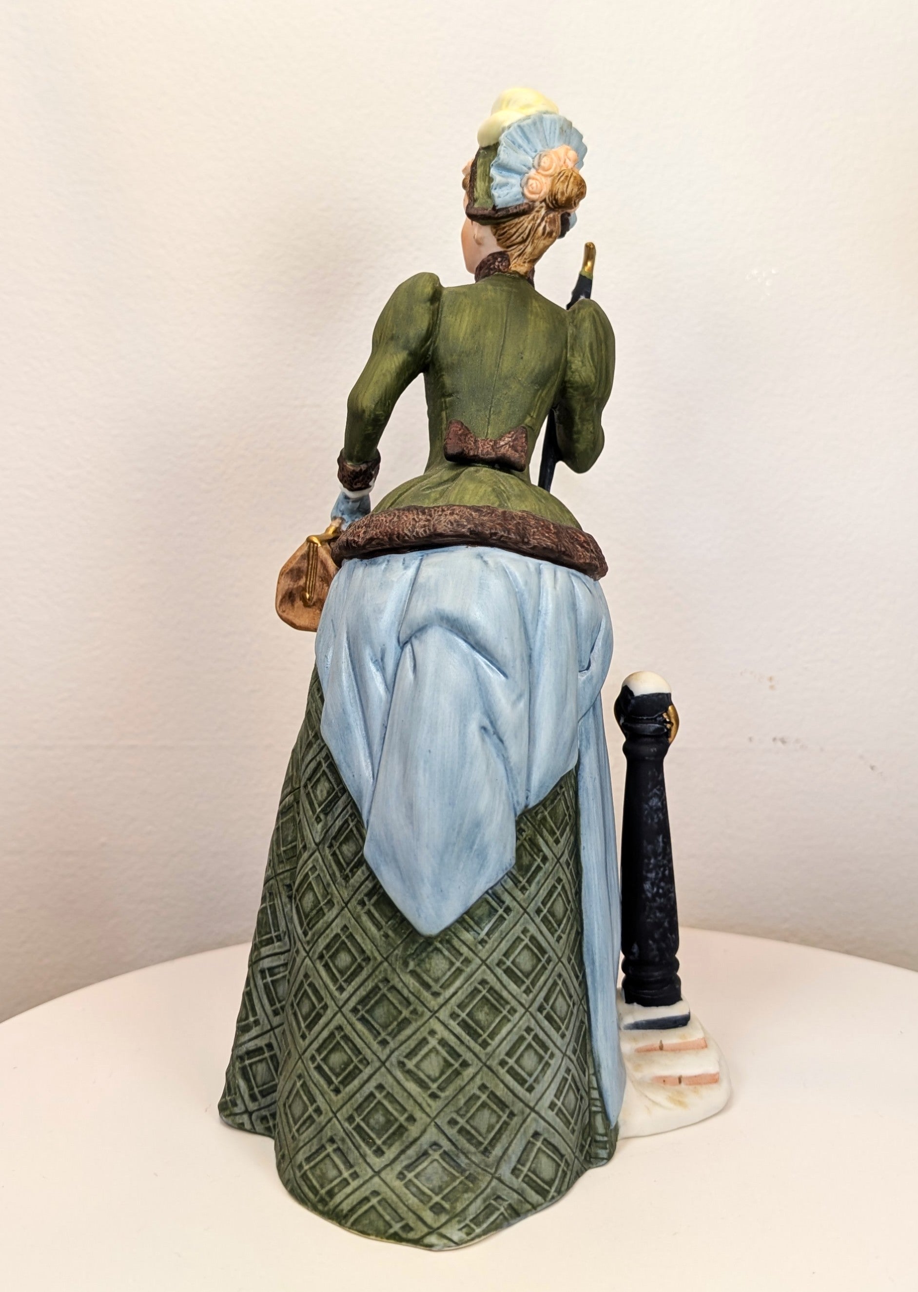 1987 Avon Mrs. Albee Award Porcelain Figurine - Green Dress and Pillar Treasure Hunter Co 1987 Avon Mrs. Albee Award Porcelain Figurine - Green Dress and Pillar Treasure Hunter Co
