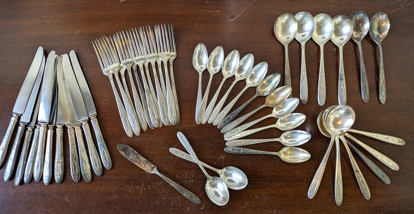 Grosvenor 1921 Oneida Community Plate Dinner Set - Stamped and Tested Silverplate - Knives, Forks, and Spoons - 48 pieces - Dinner Parties