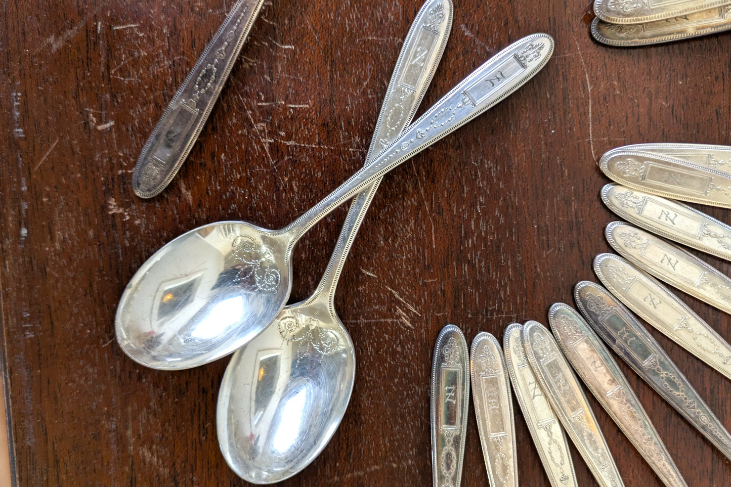 Grosvenor 1921 Oneida Community Plate Dinner Set - Stamped and Tested Silverplate - Knives, Forks, and Spoons - 48 pieces - Dinner Parties