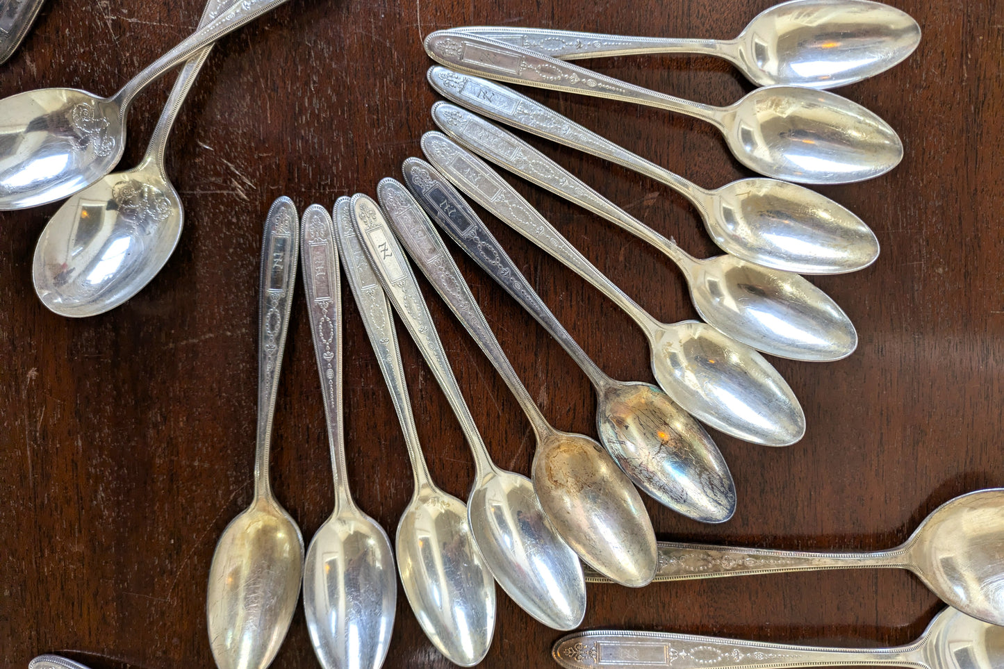 Grosvenor 1921 Oneida Community Plate Dinner Set - Stamped and Tested Silverplate - Knives, Forks, and Spoons - 48 pieces - Dinner Parties