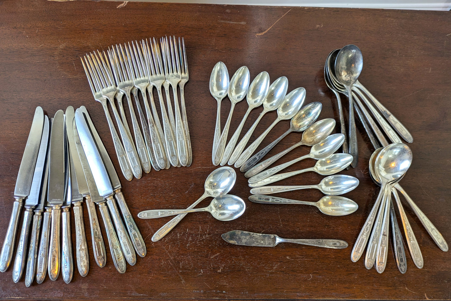Grosvenor 1921 Oneida Community Plate Dinner Set - Stamped and Tested Silverplate - Knives, Forks, and Spoons - 48 pieces - Dinner Parties