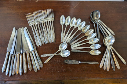 Grosvenor 1921 Oneida Community Plate Dinner Set - Stamped and Tested Silverplate - Knives, Forks, and Spoons - 48 pieces - Dinner Parties