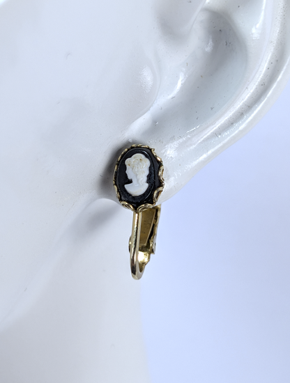 Vintage Elegant Black and White Oval Cameo Clip-On Earrings - Dainty Cameo Clip-on Earrings Gold-Toned