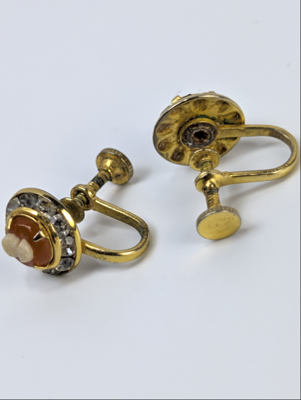 Vintage Elegant Orange Oval Cameo Clip-On Earrings - Dainty Cameo Clip-on Earrings Gold-Toned