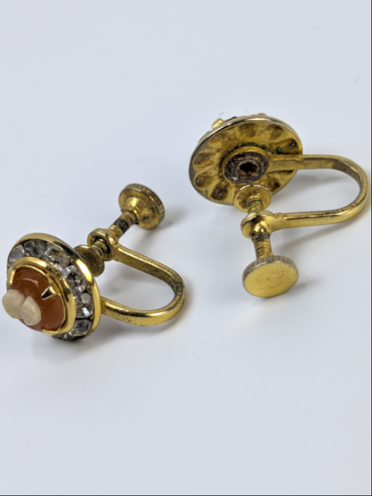 Vintage Elegant Orange Oval Cameo Clip-On Earrings - Dainty Cameo Clip-on Earrings Gold-Toned