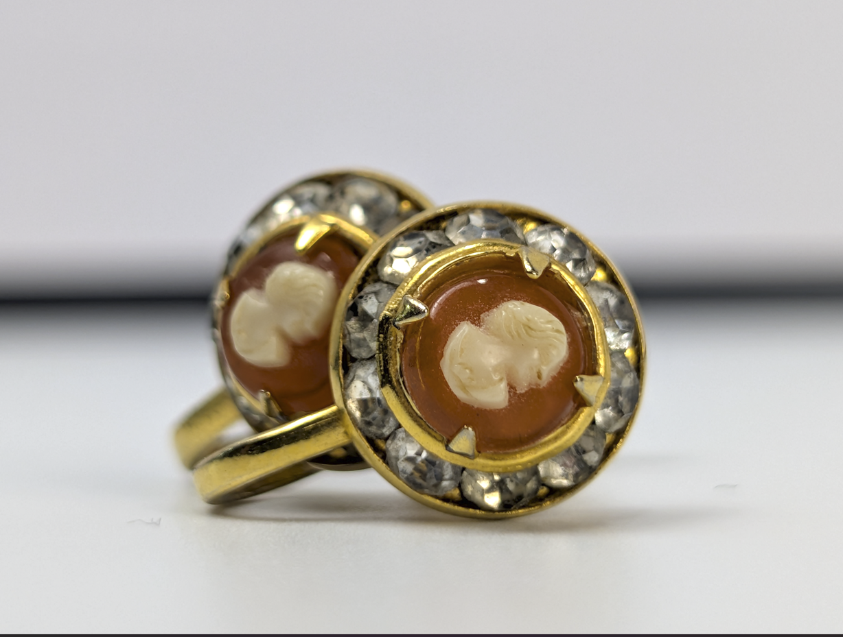 Vintage Elegant Orange Oval Cameo Clip-On Earrings - Dainty Cameo Clip-on Earrings Gold-Toned