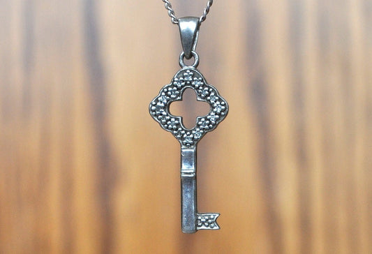 Beautiful Vintage Silver Skeleton Key Pendent - Sterling Skeleton Key Silver - Awesome Jewelry Piece