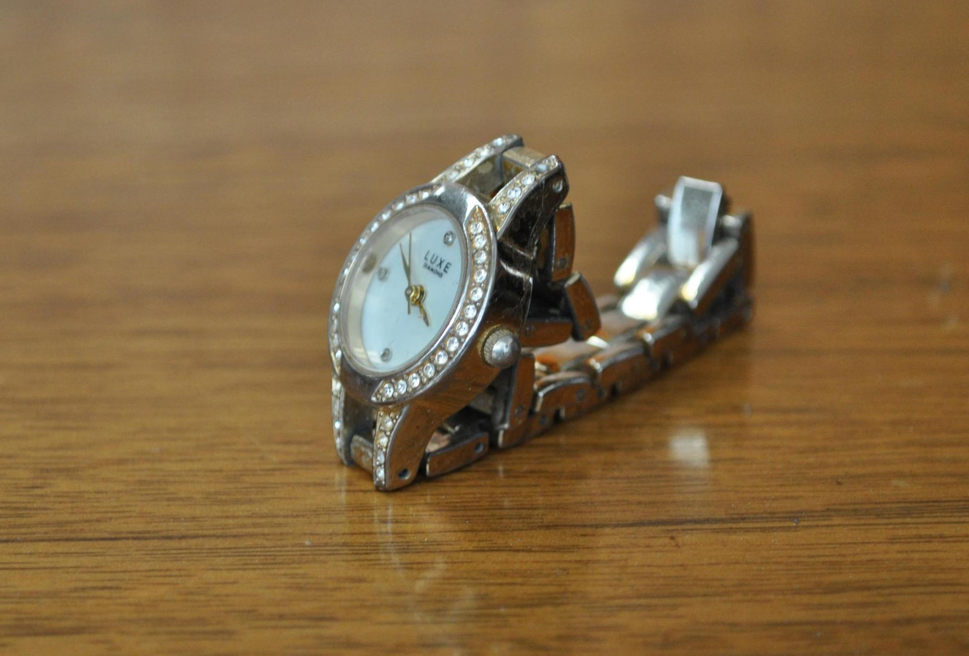 Vintage Luxe Silver Tone Diamond Women's Watch - Luxe Ladies Watch - Working!