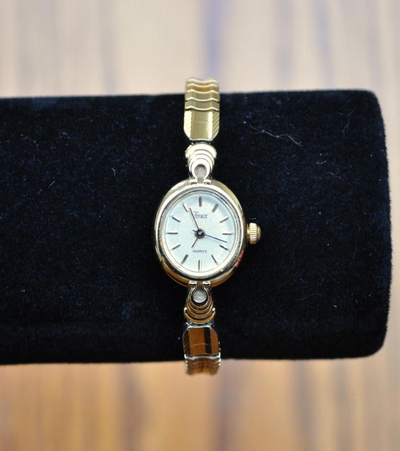 Vintage Timex Gold Toned 19mm Ladies Watch - Glitter Dial, Expansion Stretch Band - Dainty Timex Gold Glitter Dial Ladies Watch - No Battery