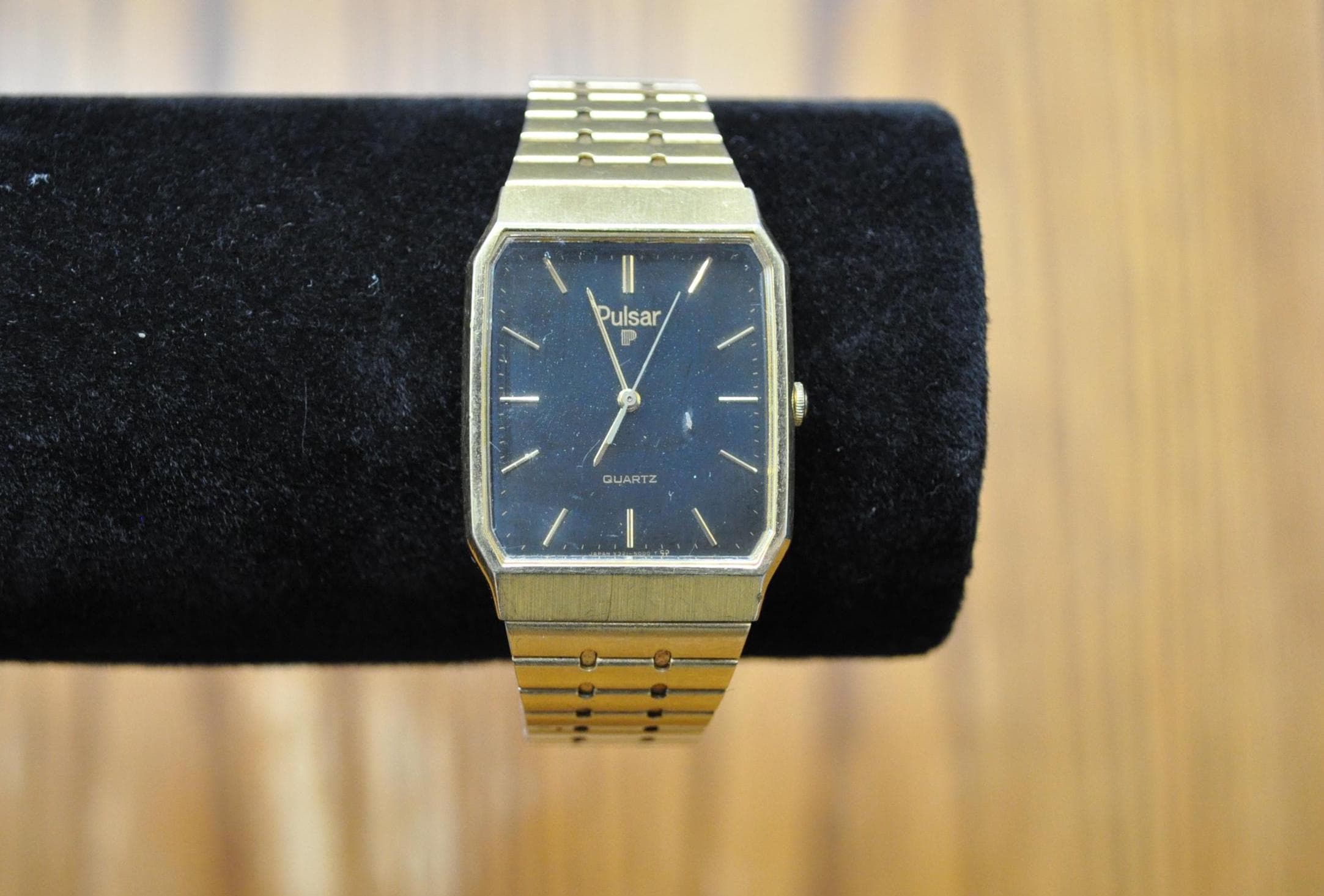 Vintage Pulsar by Seiko Quartz Gold Tone Date Watch - Antique Gold