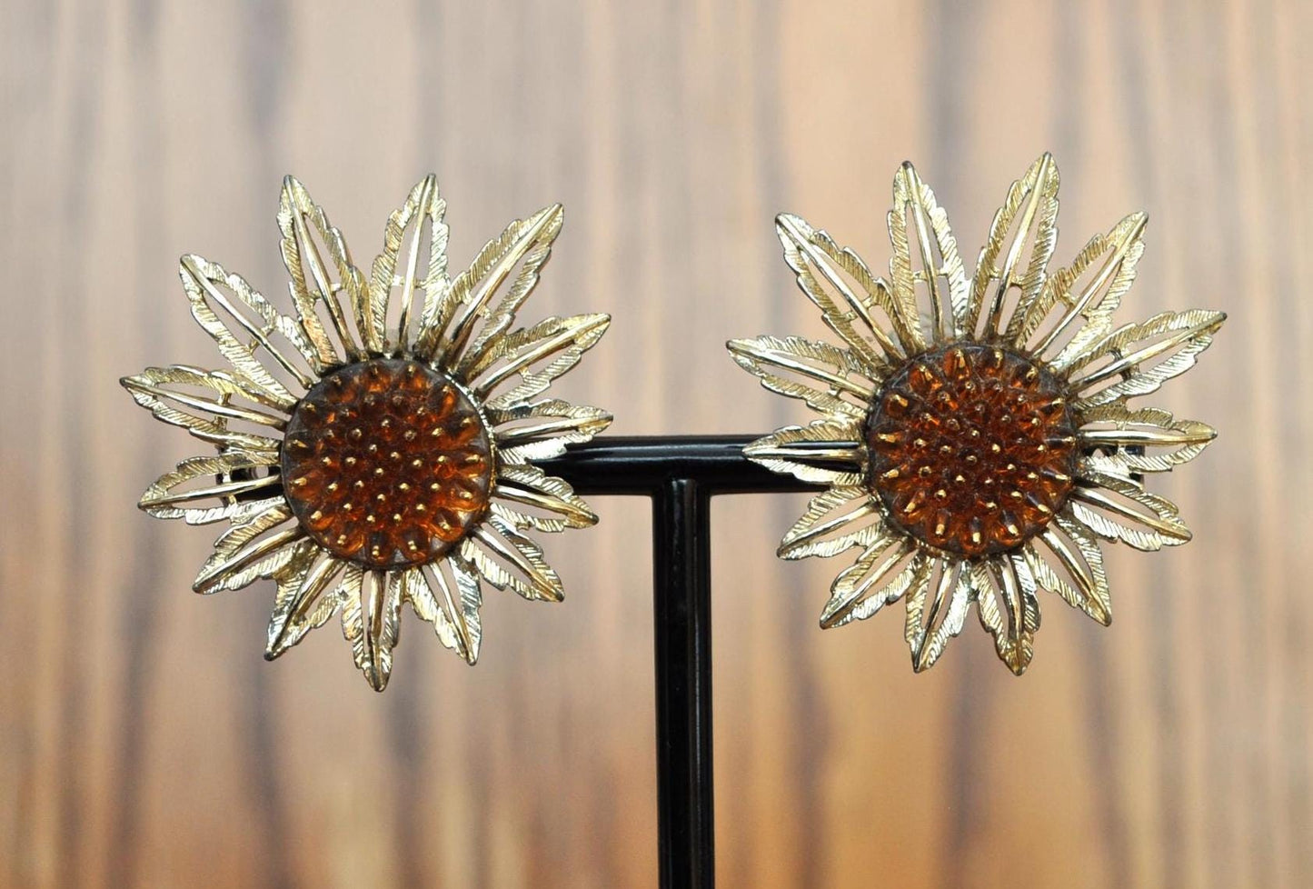 Vintage Sarah Coventry Retro Daisy Flower Gold Tone Clip Earrings and Pin - Sarah Coventry Retro Daisy Flower Set - Retro Daisy Jewelry Set