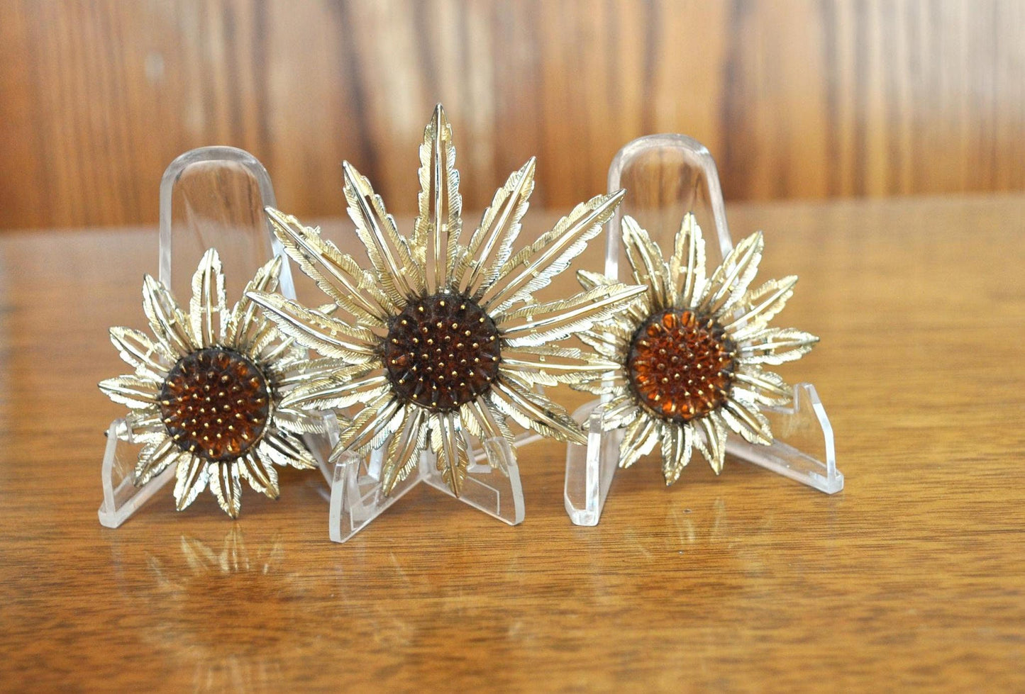 Vintage Sarah Coventry Retro Daisy Flower Gold Tone Clip Earrings and Pin - Sarah Coventry Retro Daisy Flower Set - Retro Daisy Jewelry Set