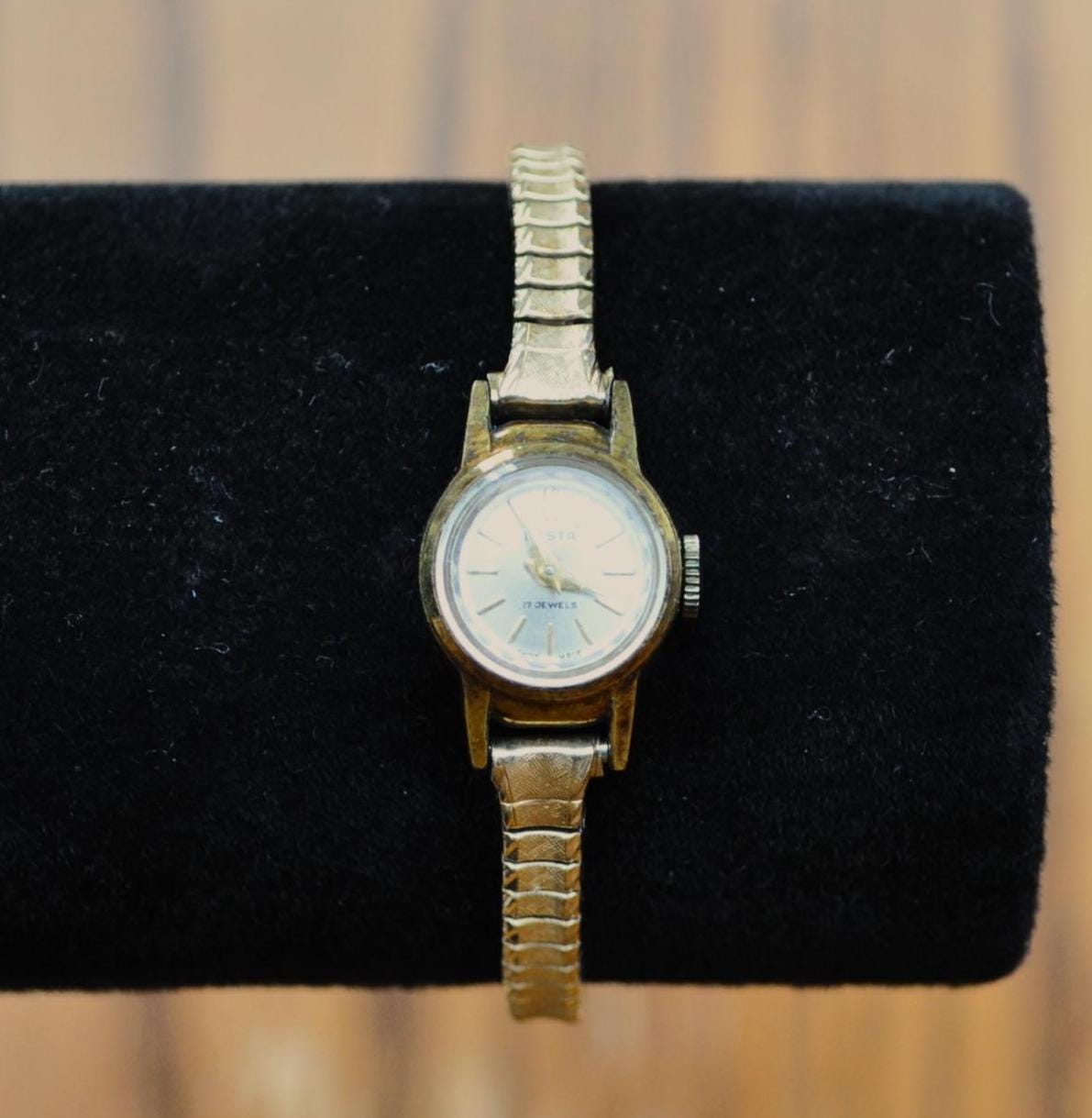 Vintage Desta Ladies 17 Jewel Gold-Toned Windup Watch - 16mm Dial - Amazing Desta Gold Tone Swiss Made Ladies Watch - Does Not Work