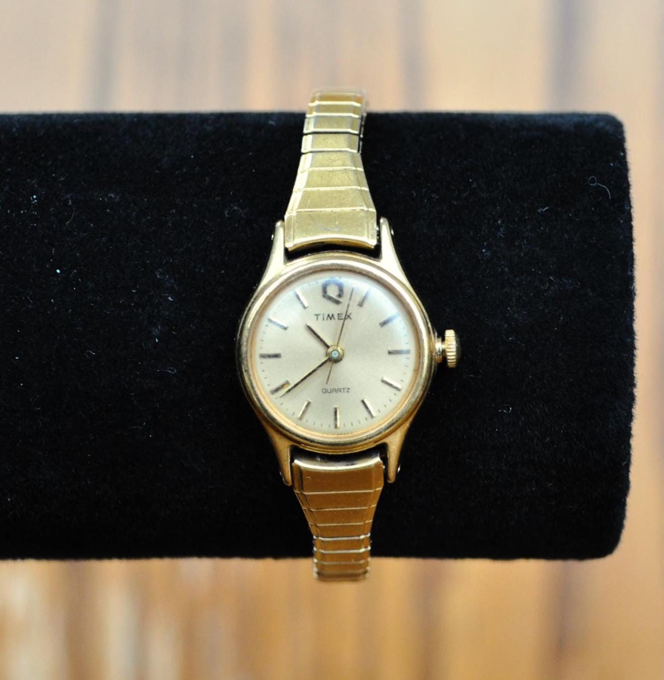 Vintage Timex Q N-Cell Gold-Tone Watch - Does Not Work, No Battery - Expandable Band - Awesome Timex Q Gold Quartz Movement Watch