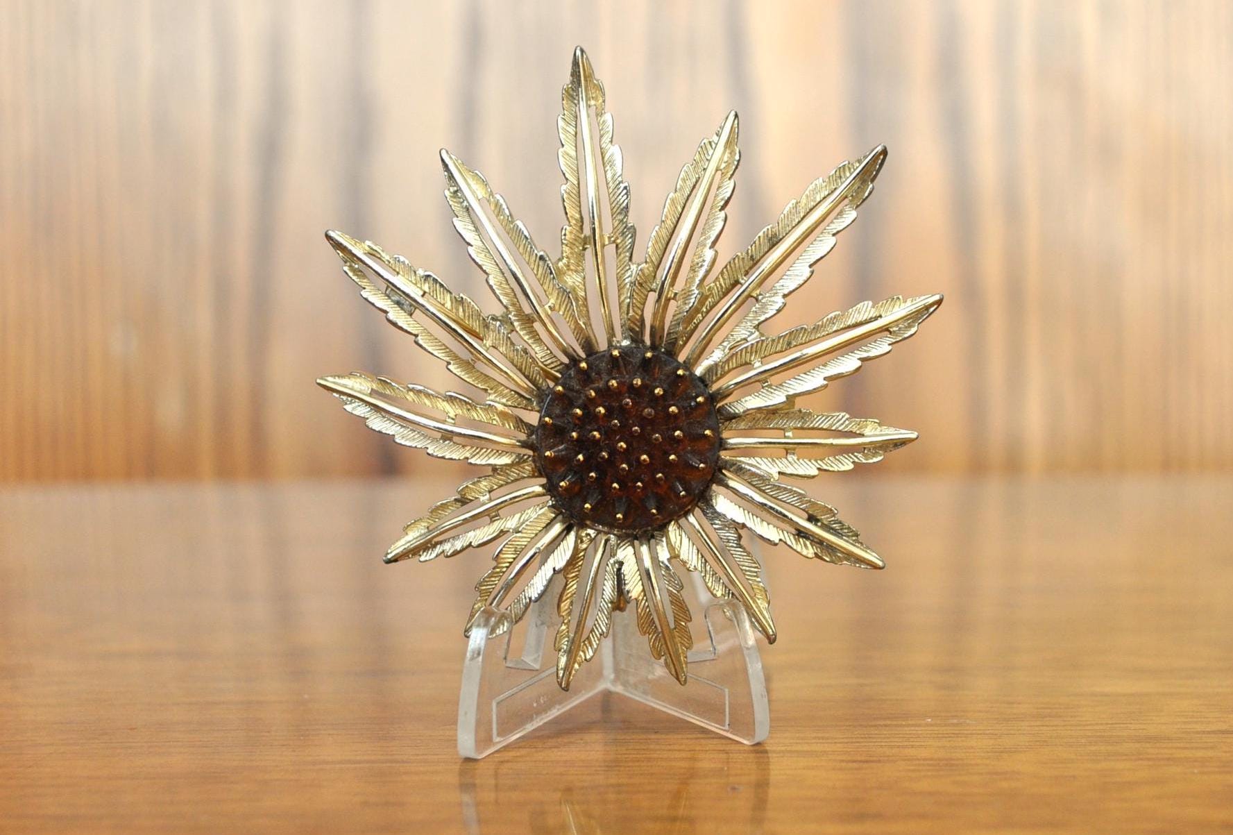 Vintage Sarah Coventry Retro Daisy Flower Gold Tone Clip Earrings and Pin - Sarah Coventry Retro Daisy Flower Set - Retro Daisy Jewelry Set