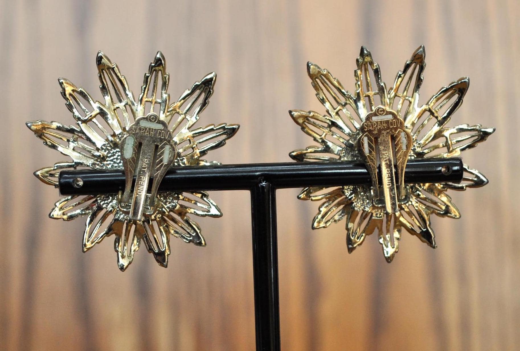 Vintage Sarah Coventry Retro Daisy Flower Gold Tone Clip Earrings and Pin - Sarah Coventry Retro Daisy Flower Set - Retro Daisy Jewelry Set