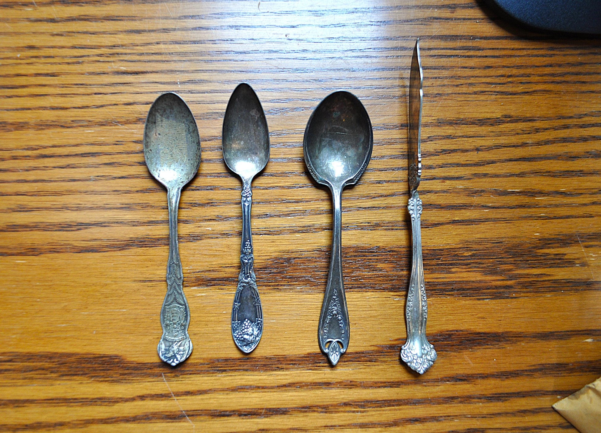 Set of 4 Antique Rogers Silver Souvenir Spoons and Knife - Décor & Collections - Silver Spoons - Souvenir Silverware