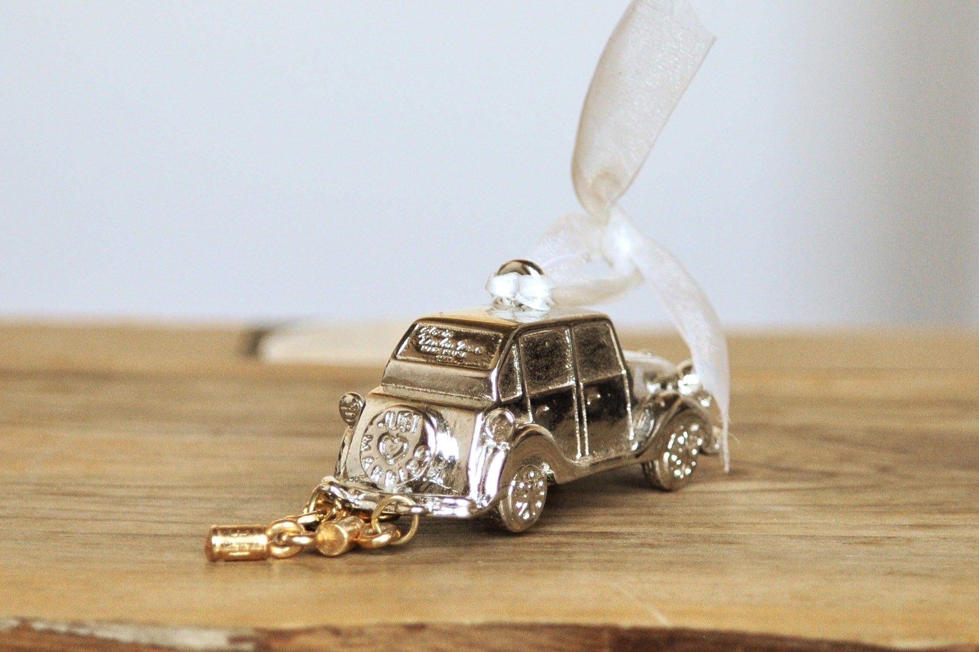 Just Married Wedding Escape Car Christmas Ornament - Gloria Duchin Inc 1999 - Antique Buggy Car Ornament