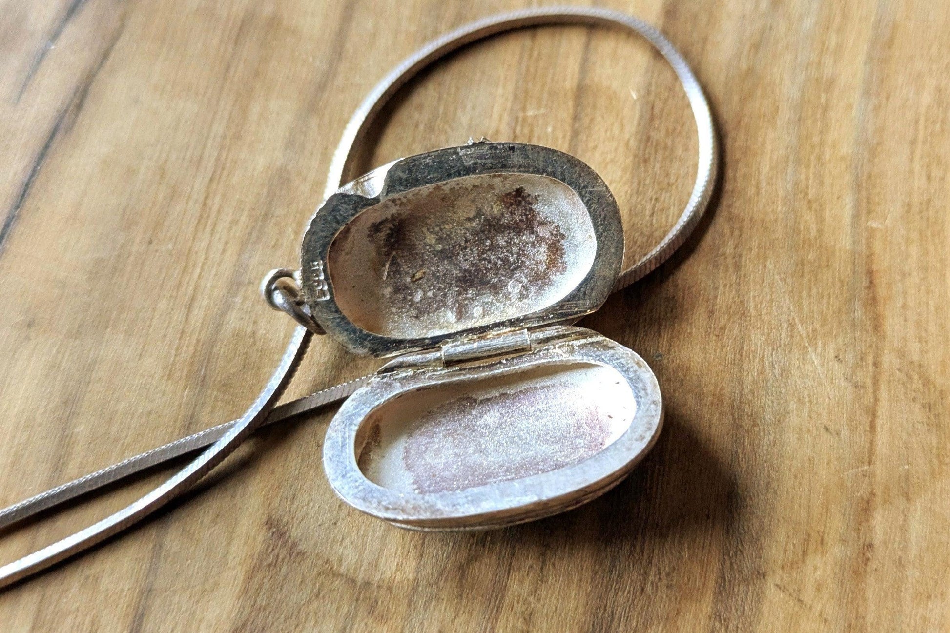 Vintage Silver Enamel Floral Locket - 18 Inches - Stamped and Tested Sterling Silver - Sleek Necklace Design - Karizia SPA Italy