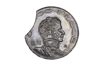 1976 Mexico 5 Pesos Major Curved Clipped Planchet Mint Error - Dramatic Clipped Planchet Error 1976 Mexico 5 Pesos Coin