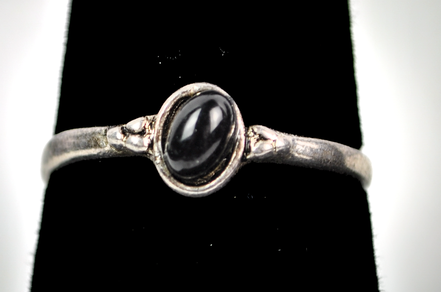 Vintage Sterling Silver Dainty Size 9 Black Oval Gemstone Ring - Stunning Sterling Petite Black Onyx Cabochon Ring Sz 9