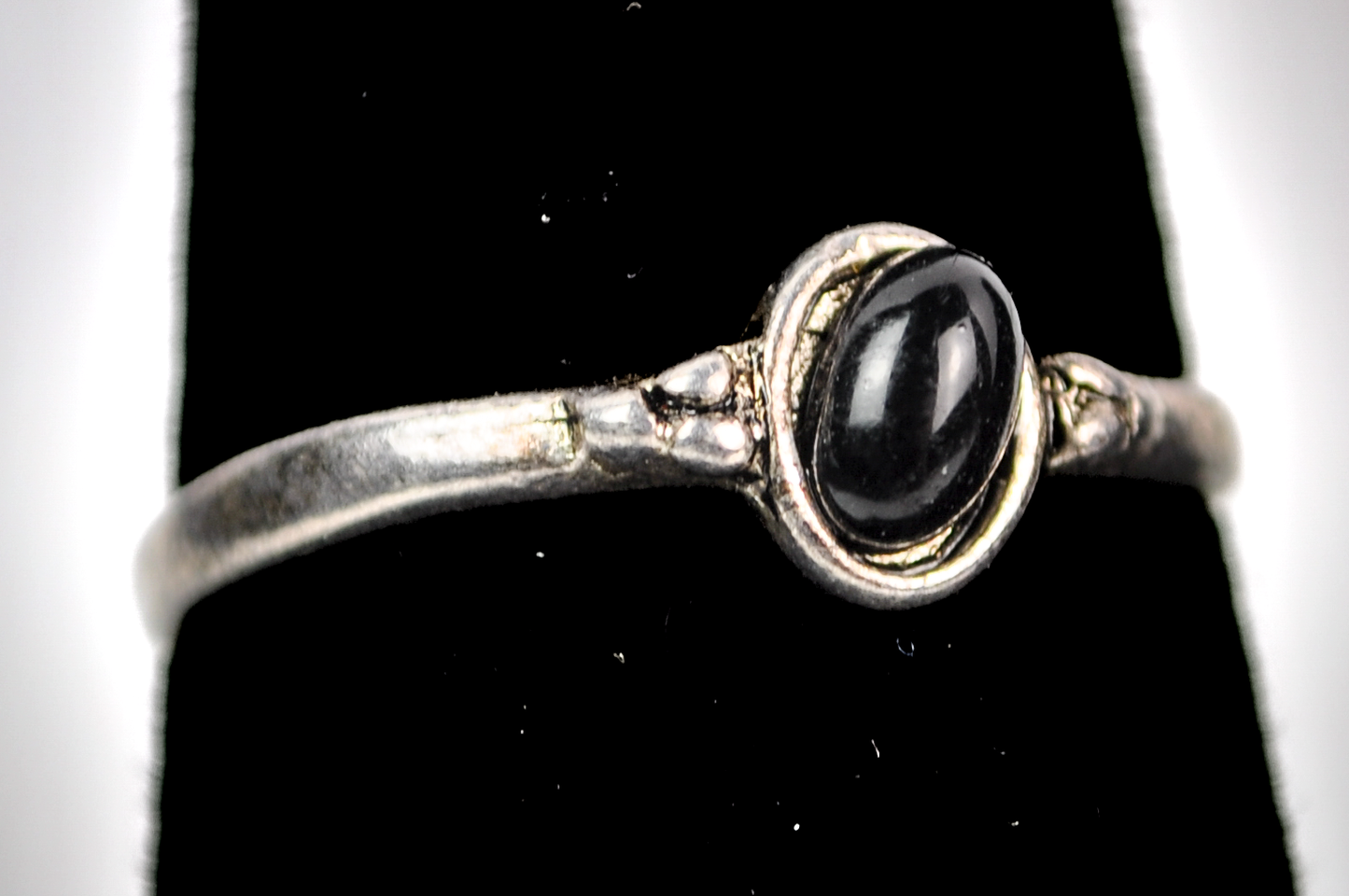 Vintage Sterling Silver Dainty Size 9 Black Oval Gemstone Ring - Stunning Sterling Petite Black Onyx Cabochon Ring Sz 9