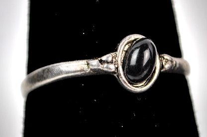 Vintage Sterling Silver Dainty Size 9 Black Oval Gemstone Ring - Stunning Sterling Petite Black Onyx Cabochon Ring Sz 9