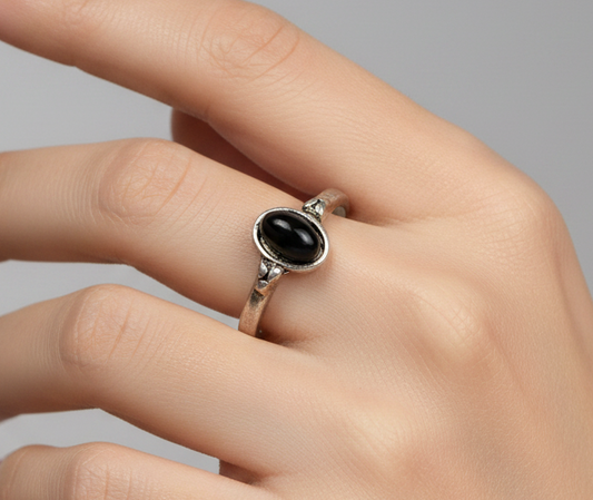 Vintage Sterling Silver Dainty Size 9 Black Oval Gemstone Ring - Stunning Sterling Petite Black Onyx Cabochon Ring Sz 9
