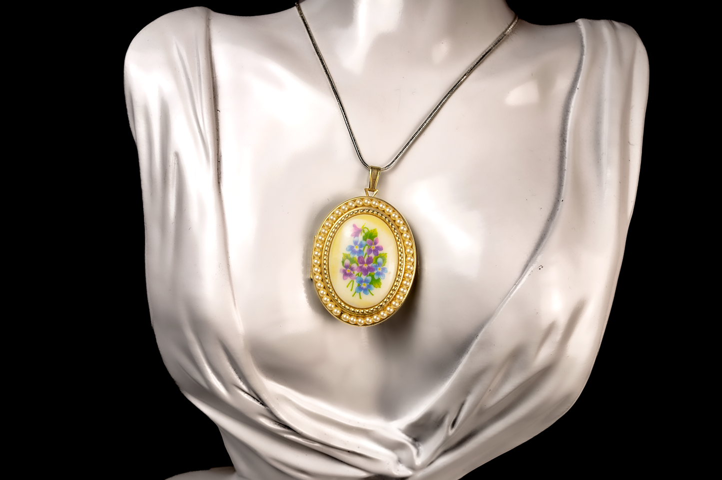 Vintage Avon Sweet Violets Photo Locket Necklace Gold Tone Faux Seed Pearl -&nbsp;Vintage Avon Sweet Violets Porcelain Flower Locket Pendant Goldtone Oval
