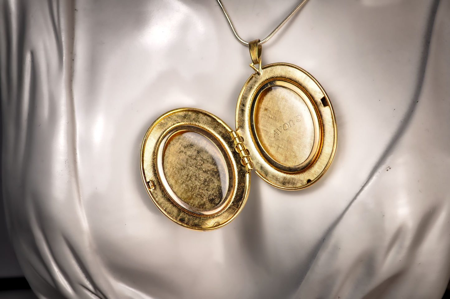 Vintage Avon Sweet Violets Photo Locket Necklace Gold Tone Faux Seed Pearl -&nbsp;Vintage Avon Sweet Violets Porcelain Flower Locket Pendant Goldtone Oval