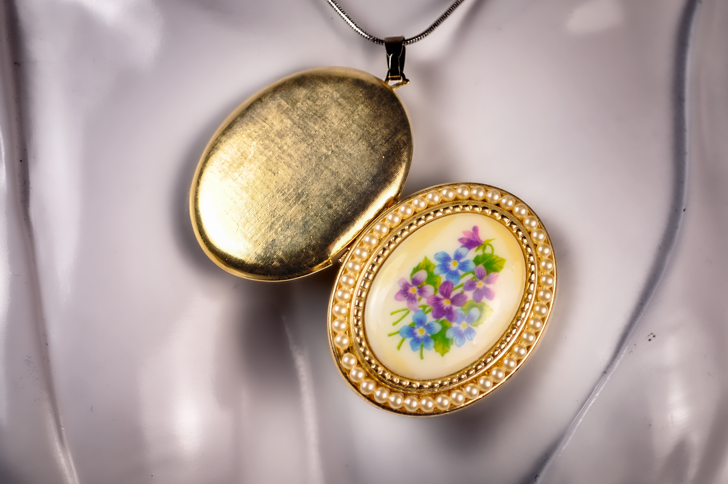 Vintage Avon Sweet Violets Photo Locket Necklace Gold Tone Faux Seed Pearl -&nbsp;Vintage Avon Sweet Violets Porcelain Flower Locket Pendant Goldtone Oval