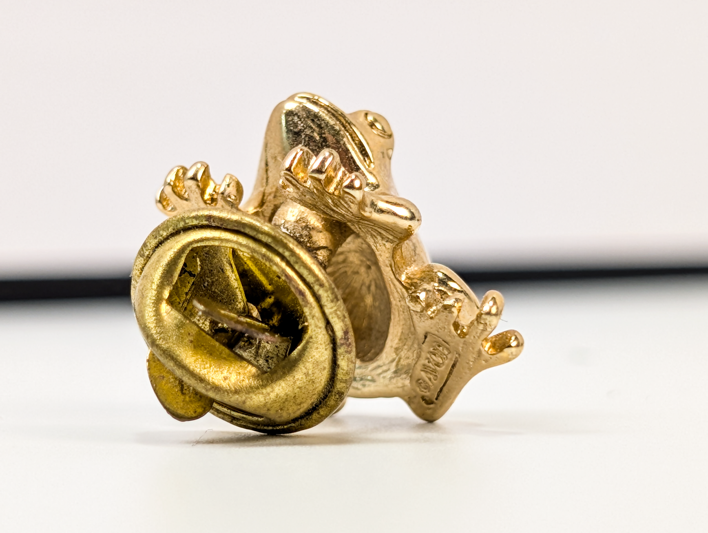 Vintage Avon Gold-Toned and Green Frog Brooch - Adorable Amphibian Tac Pin