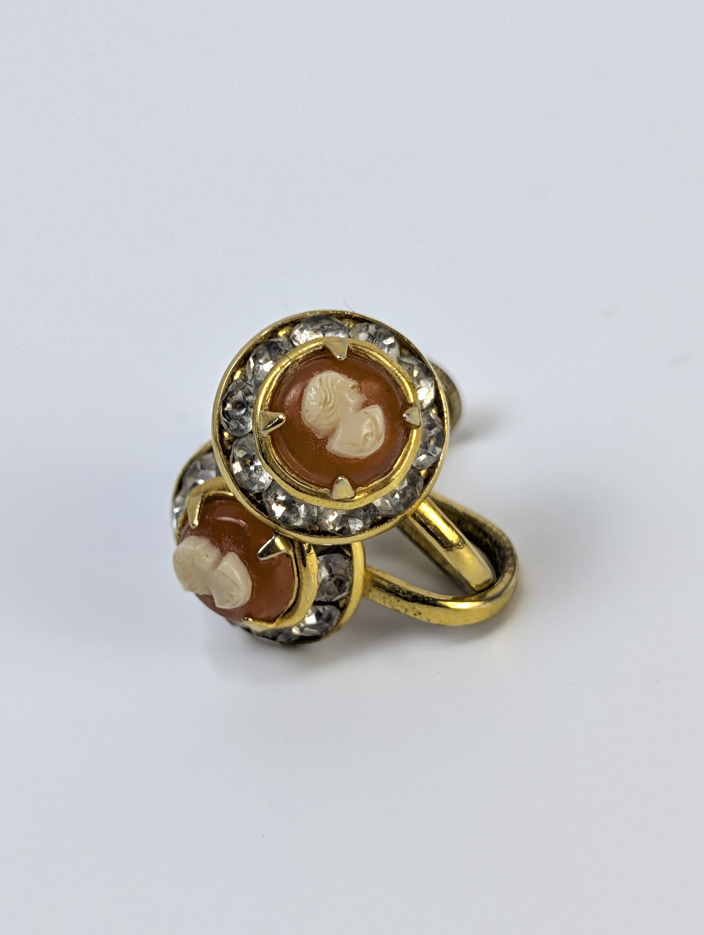 Vintage Elegant Orange Oval Cameo Clip-On Earrings - Dainty Cameo Clip-on Earrings Gold-Toned