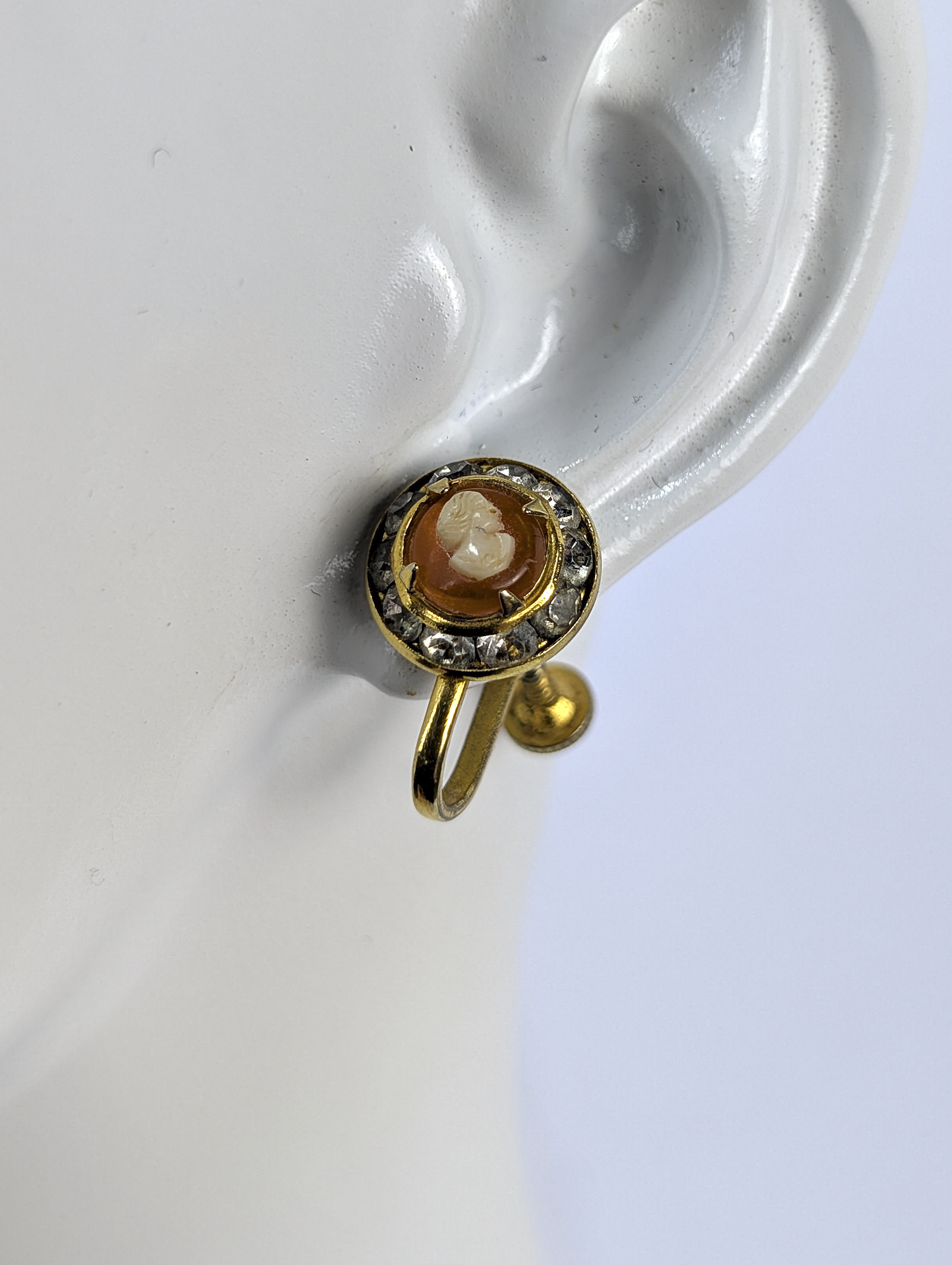 Vintage Elegant Orange Oval Cameo Clip-On Earrings - Dainty Cameo Clip-on Earrings Gold-Toned
