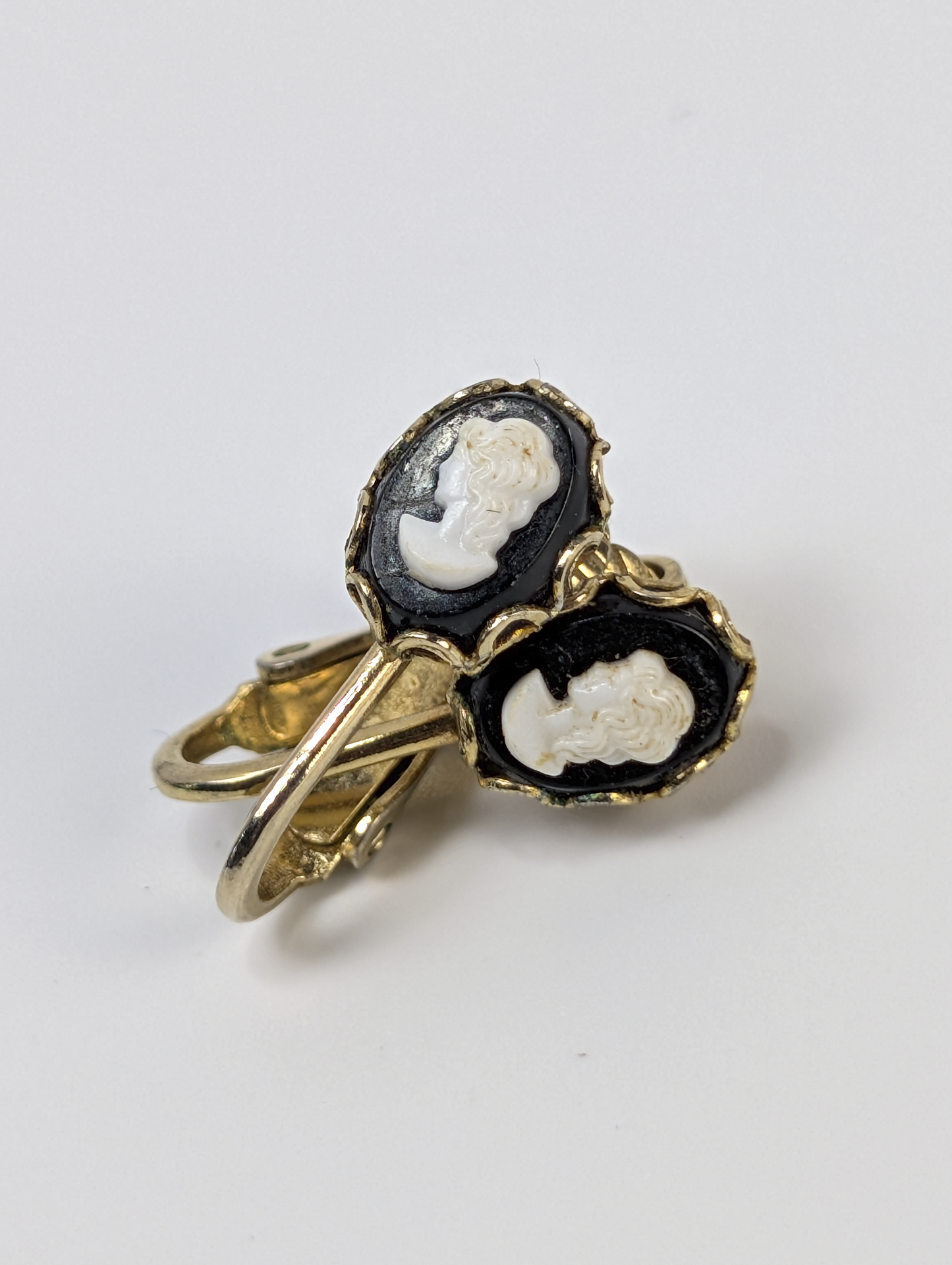 Vintage Elegant Black and White Oval Cameo Clip-On Earrings - Dainty Cameo Clip-on Earrings Gold-Toned