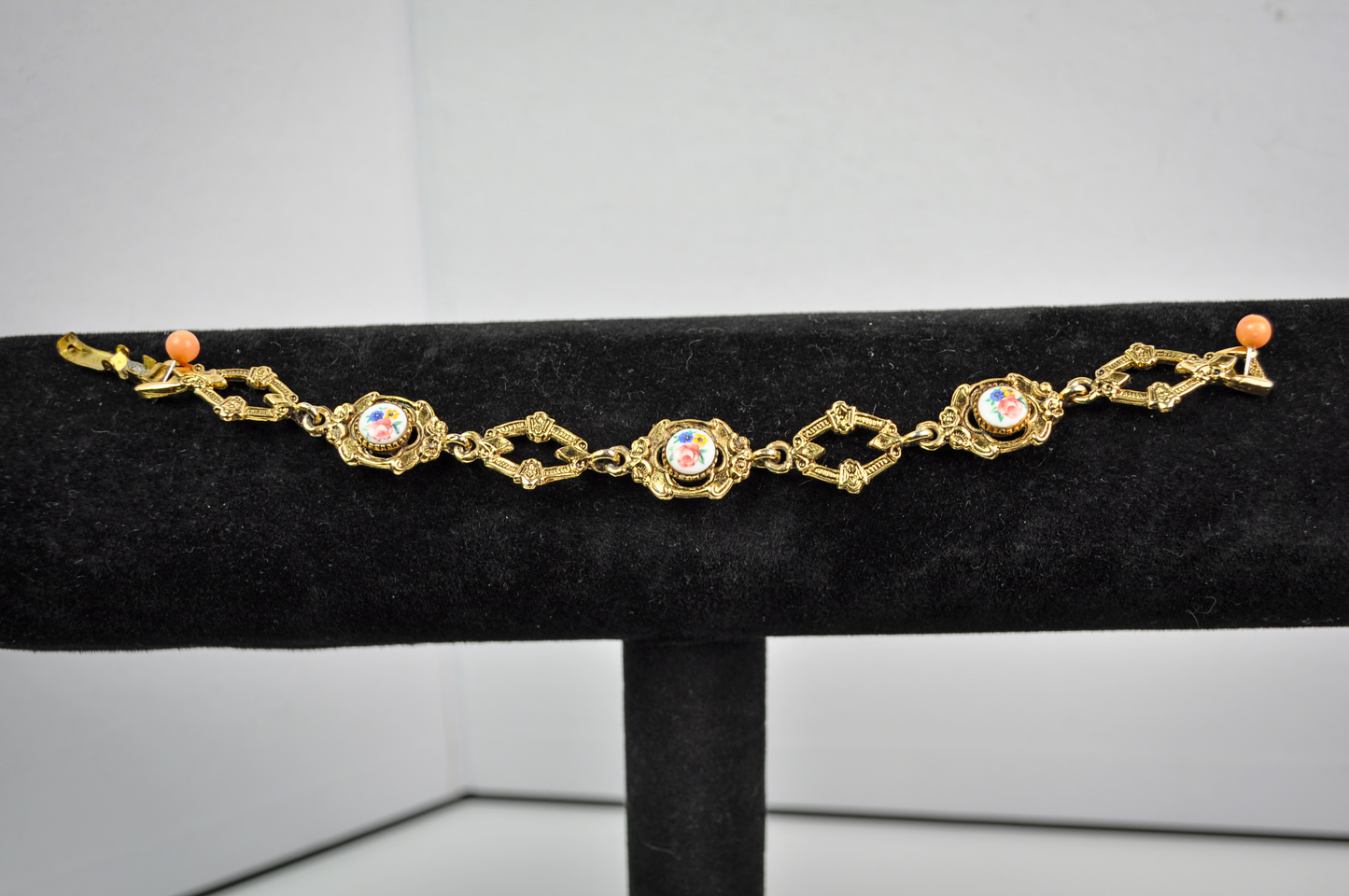 Vintage Gold-Toned Floral Link Bracelet - Detailed Floral Gold-Toned Link Bracelet