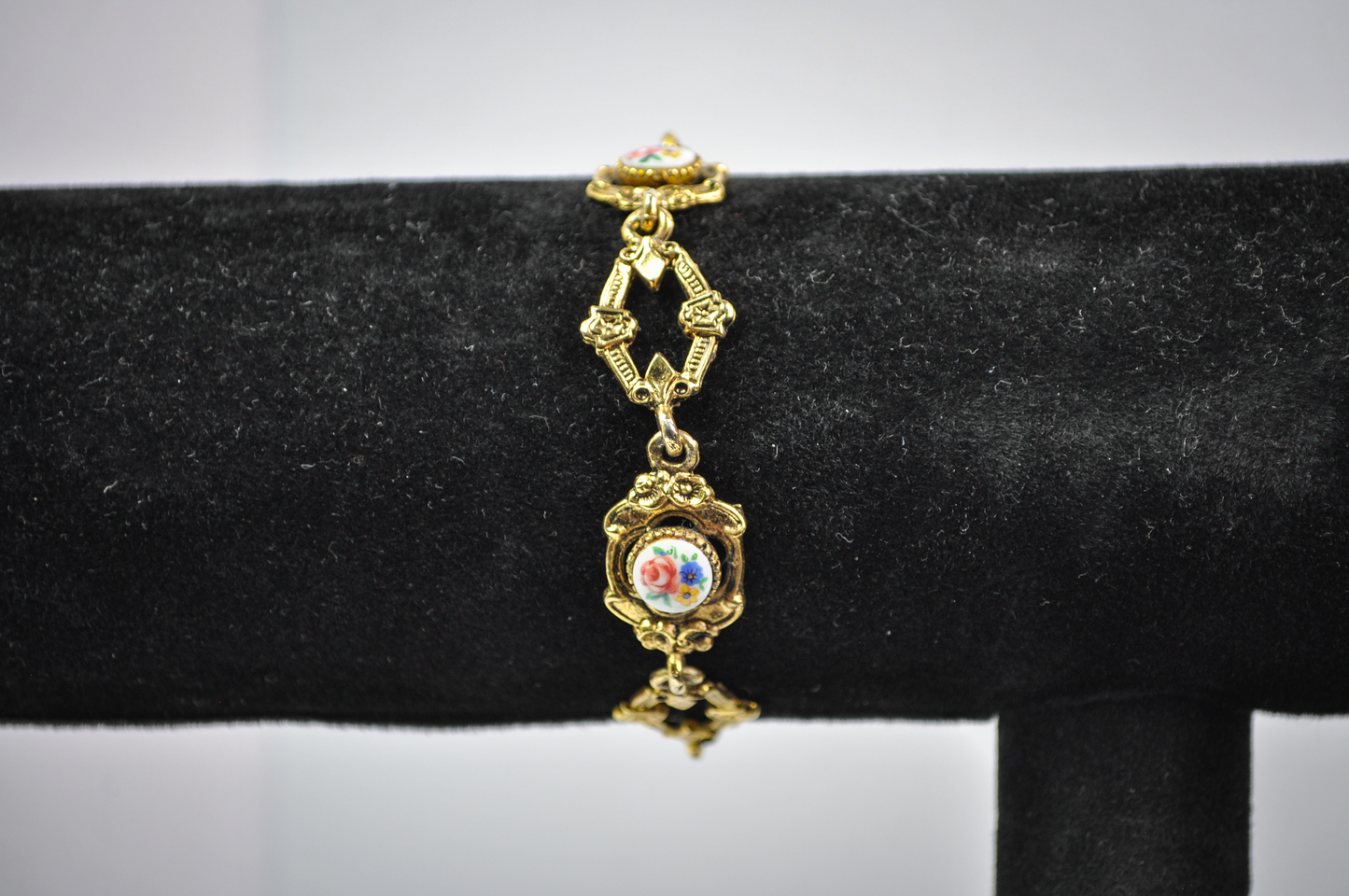 Vintage Gold-Toned Floral Link Bracelet - Detailed Floral Gold-Toned Link Bracelet