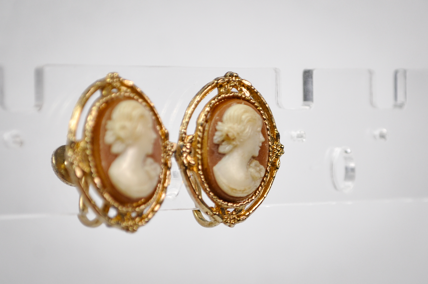 Vintage Elegant Orange Oval Cameo Clip-On Earrings - Cameo Clip-on Earrings Gold-Toned