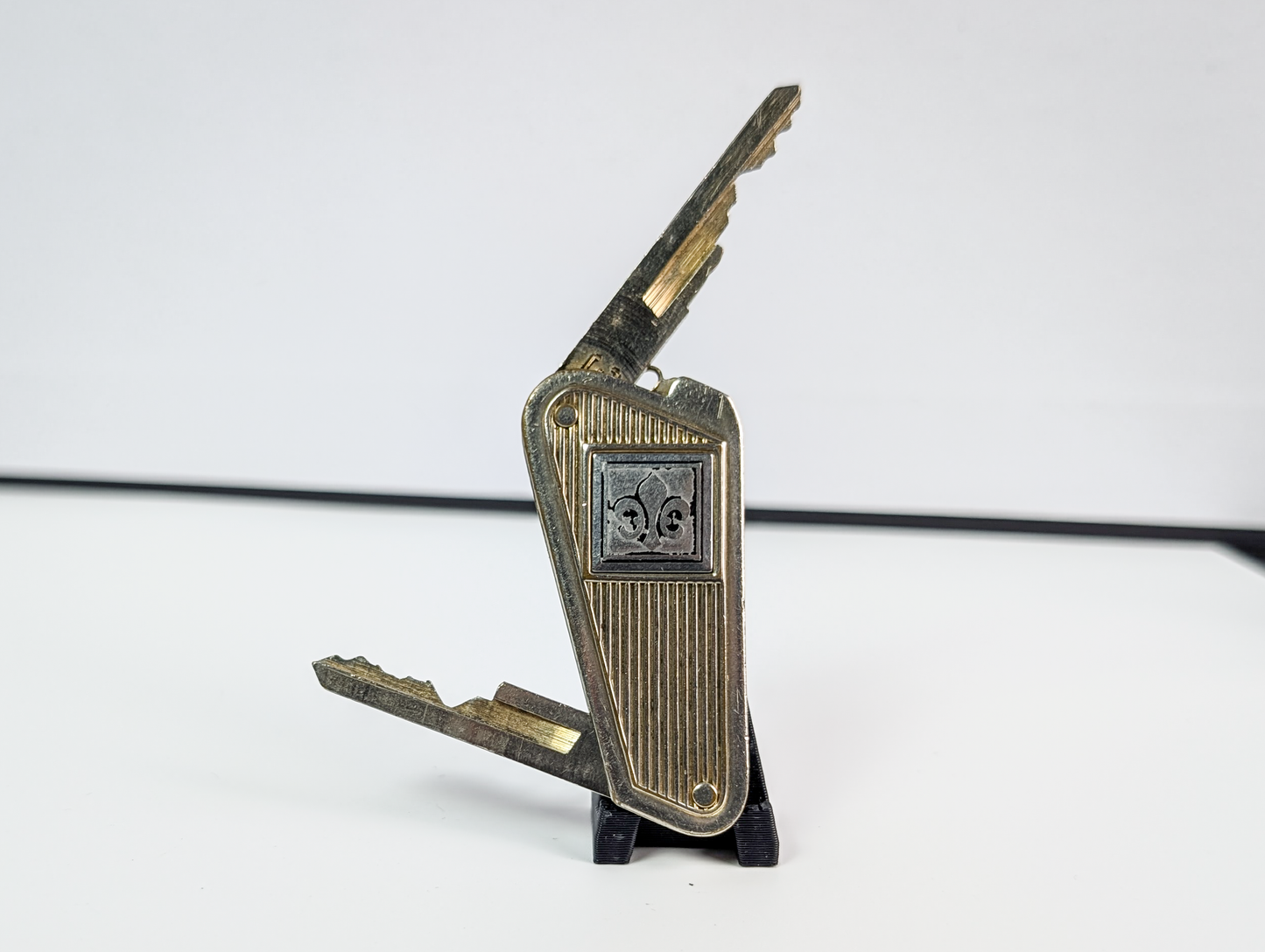 Vintage Fleur-De-Lis Folding Key Holder – Foldable Dual Keys 1950s Auto Collectible