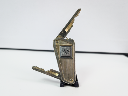 Vintage Fleur-De-Lis Folding Key Holder – Foldable Dual Keys 1950s Auto Collectible