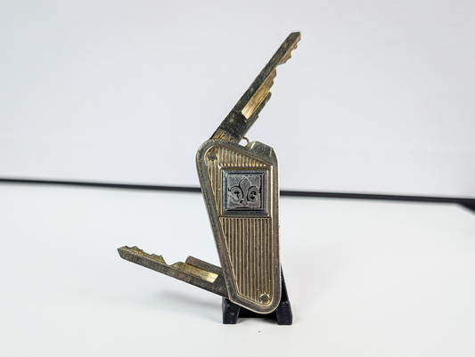 Vintage Fleur-De-Lis Folding Key Holder – Foldable Dual Keys 1950s Auto Collectible