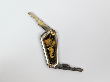 Vintage Fleur-De-Lis Folding Key Holder – Foldable Dual Keys 1950s Auto Collectible