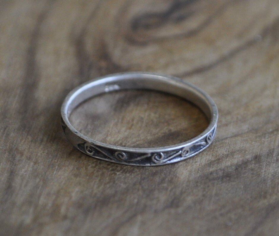 Vintage Silver Ring - Size 6.5 Ring Size 6.5 (16.9 MM Band) - Simple Alternating Loop Design - Petite Piece, Thin Band - 925 Silver